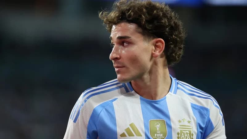 JULIÁN ÁLVAREZ ÜZENT A BARCELONÁNAK: TÜRELMET KÉR AZ ÁTIGAZOLÁSI SAGA KÖZEPÉN